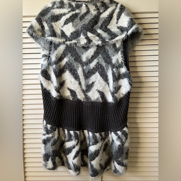 NWT CUPIO Curvy Black/Gray/White Sleeveless Eyelash Knit Cardigan- Size 1X - Picture 2 of 9